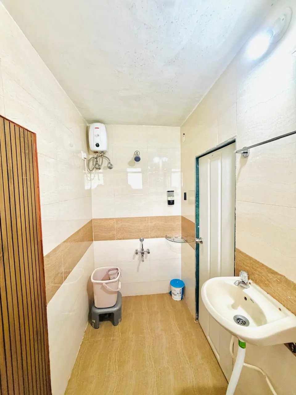 Modern bathroom in Elite Villa, a 4 BHK villa in Lonavala on rent