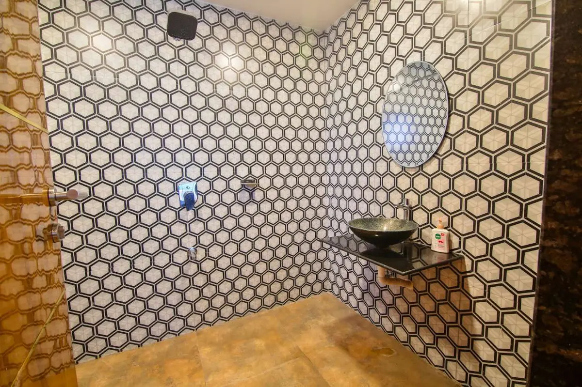 Modern bathroom in Shuubh Hillside 4BHK Villa, a 4 BHK villa in Lonavala on rent