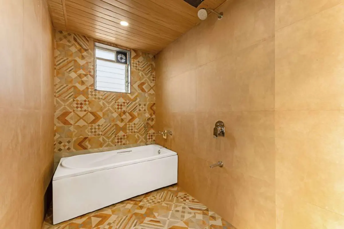 Modern bathroom in Shuubh Kaustubh 5BHK Villa, a 5 BHK villa in Lonavala on rent