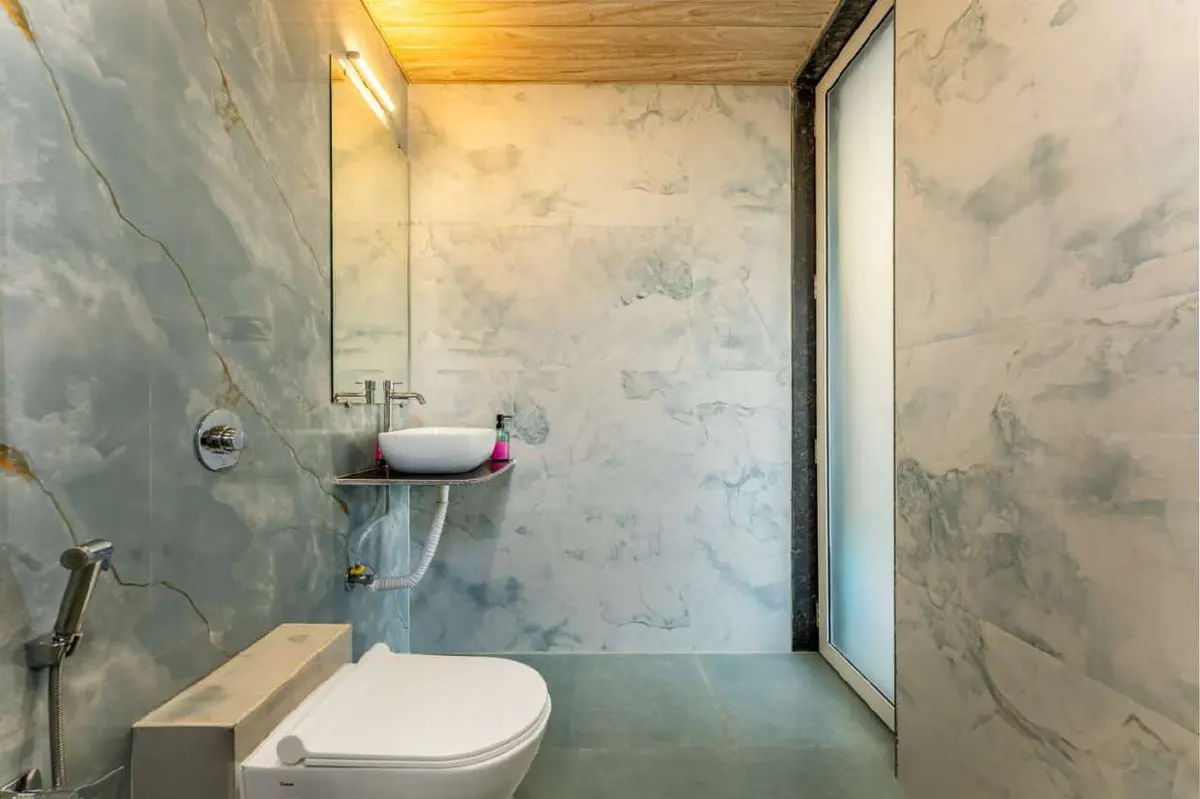 Modern bathroom in Shuubh Kaustubh 5BHK Villa, a 5 BHK villa in Lonavala on rent