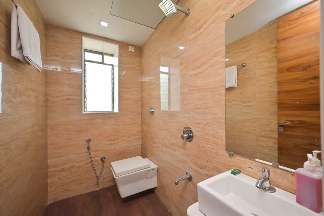 Modern bathroom in Shuubh Mountain Amber 5BHK Villa, a 5 BHK villa in Lonavala on rent