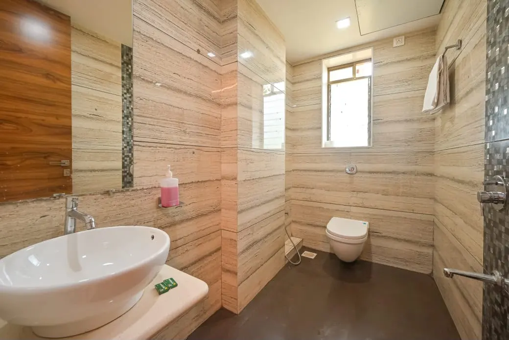 Modern bathroom in Shuubh Mountain Amber 5BHK Villa, a 5 BHK villa in Lonavala on rent