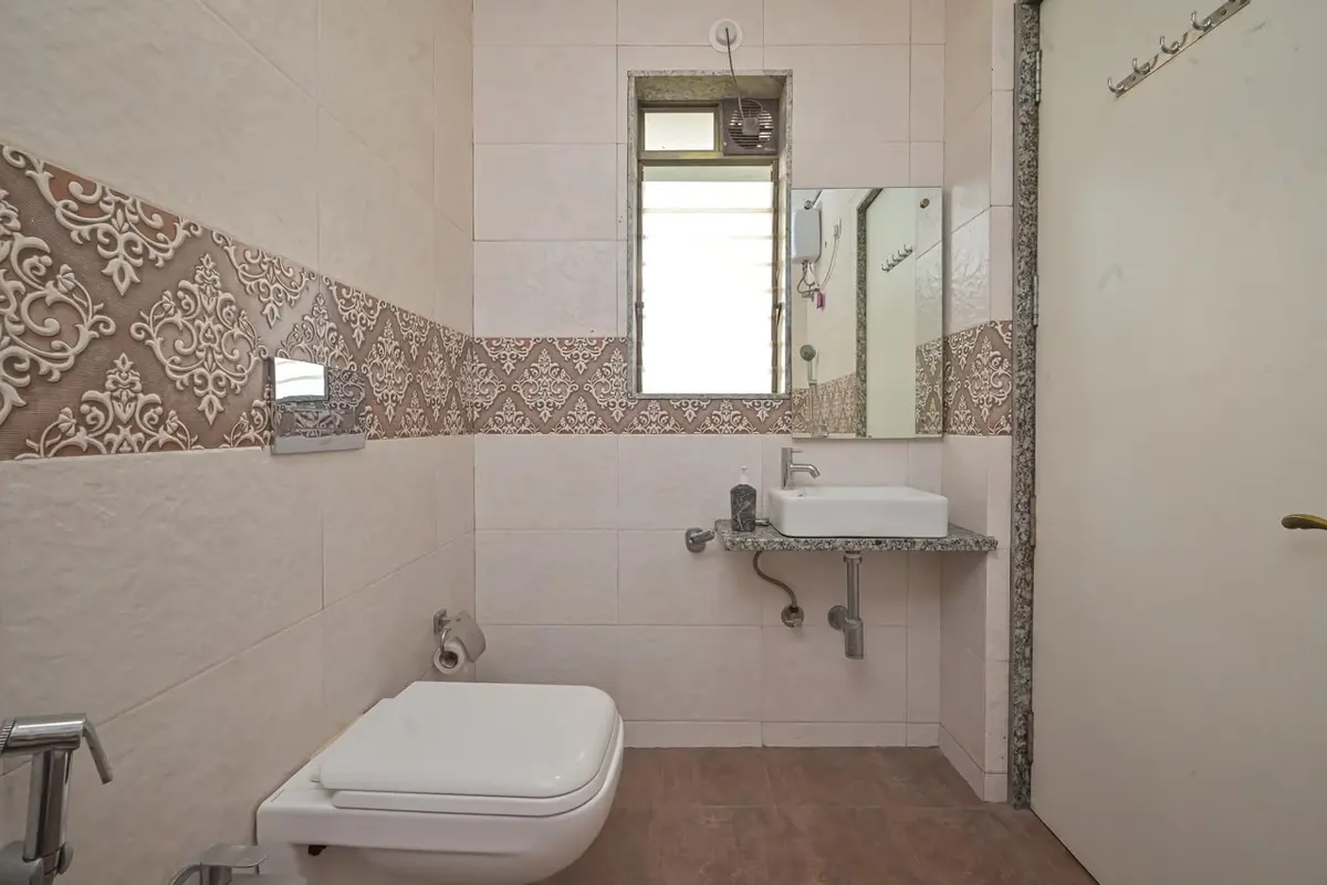 Modern bathroom in Shuubh Mountain Nest 6BHK Villa, a 6 BHK villa in Lonavala on rent