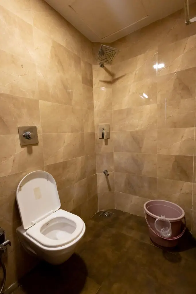Modern bathroom in Rose Villa, a 4 BHK villa in Lonavala on rent