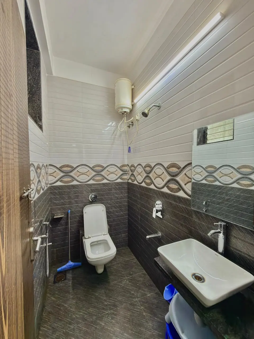 Modern bathroom in Shuubh Star 4BHK Villa, a 4 BHK villa in Lonavala on rent