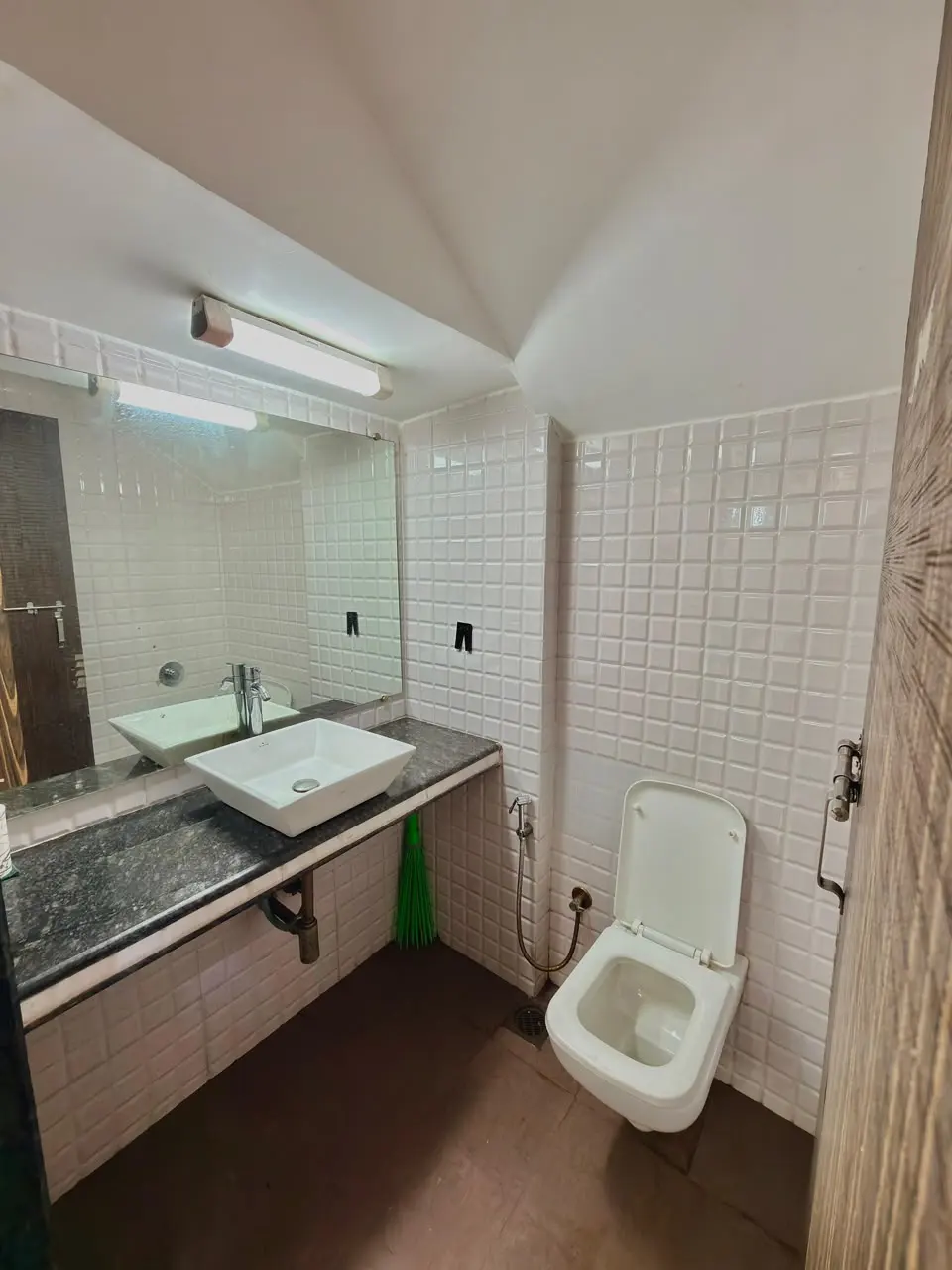 Modern bathroom in Shuubh Star 4BHK Villa, a 4 BHK villa in Lonavala on rent