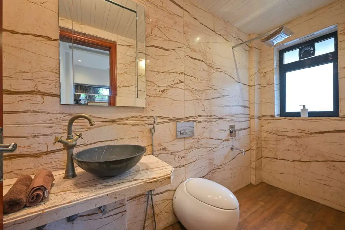Modern bathroom in Shuubh Staycation 3BHK Villa, a 3 BHK villa in Lonavala on rent